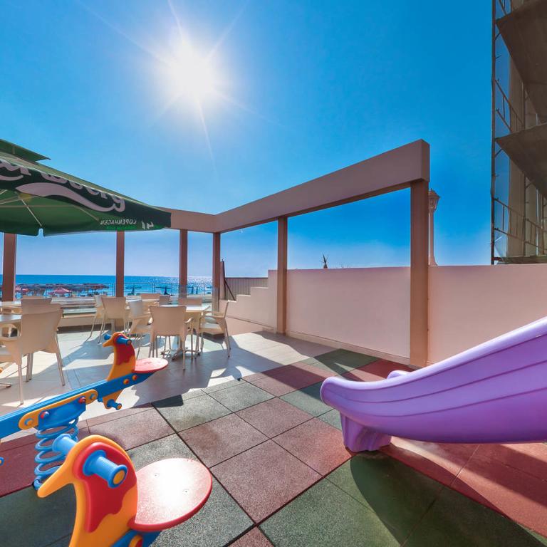 Mackenzie Beach Hotel & Apartments
